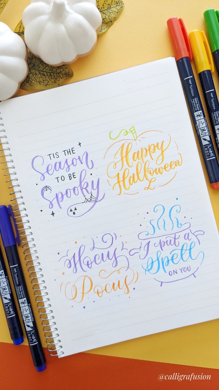 Show 4 different Halloween lettering ideas using brush pens. Fall Hand Lettering Quotes, Halloween Lettering Ideas, Happy Halloween Calligraphy, October Hand Lettering, Hand Lettering Quotes Doodles, Creative Lettering Quotes, Halloween Calligraphy Hand Lettering, Halloween Hand Lettering, Pumpkin Lettering