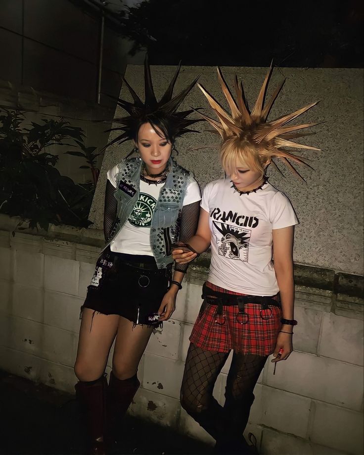 Punk Zombie Costume, Punk Fashion 2023, Punk 90s Fashion, 70’s Punk, 90s Punk Fashion Women, 70s British Punk Fashion, Punk 70s Fashion, Fem Punk Outfits, 80s Punk Rock Fashion