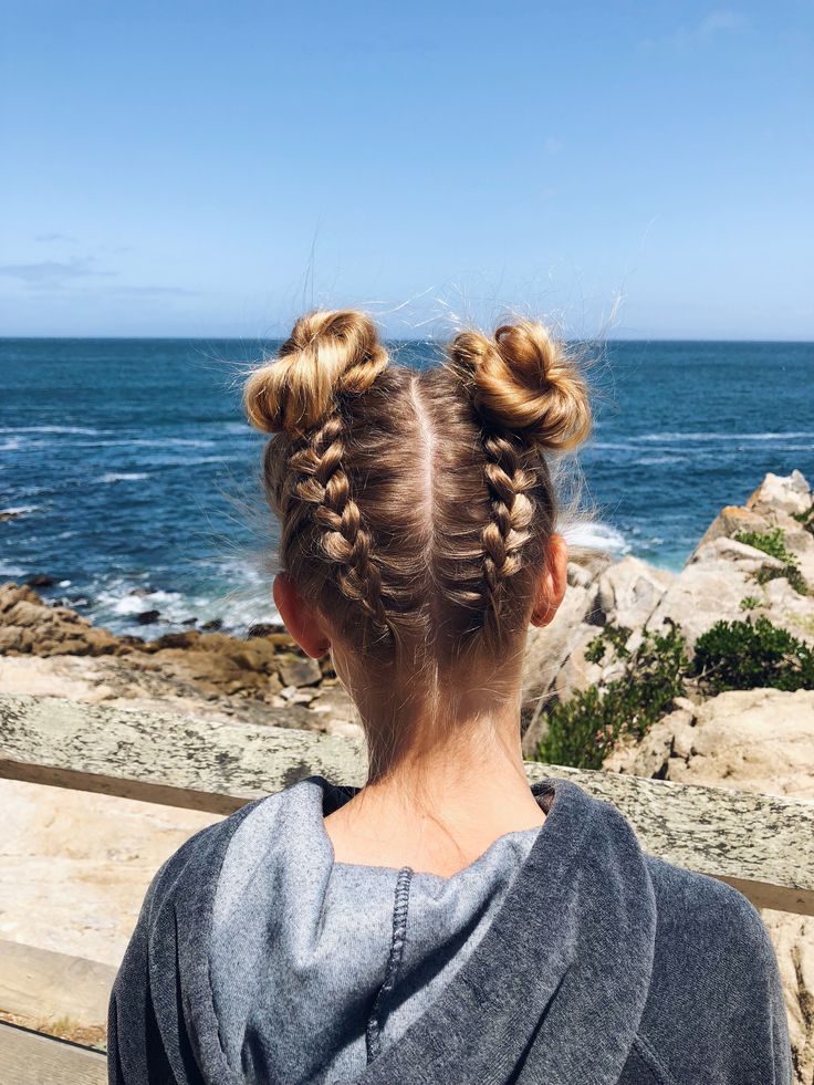 beach buns ☀️🌊 Themed Hairstyles, Dream Hairstyles, Beach Bun, Vacation Hairstyles, Bun Hairstyle, Hair Do, Hairstyles For Medium Length Hair, Chic Hairstyles, Beach Beauty