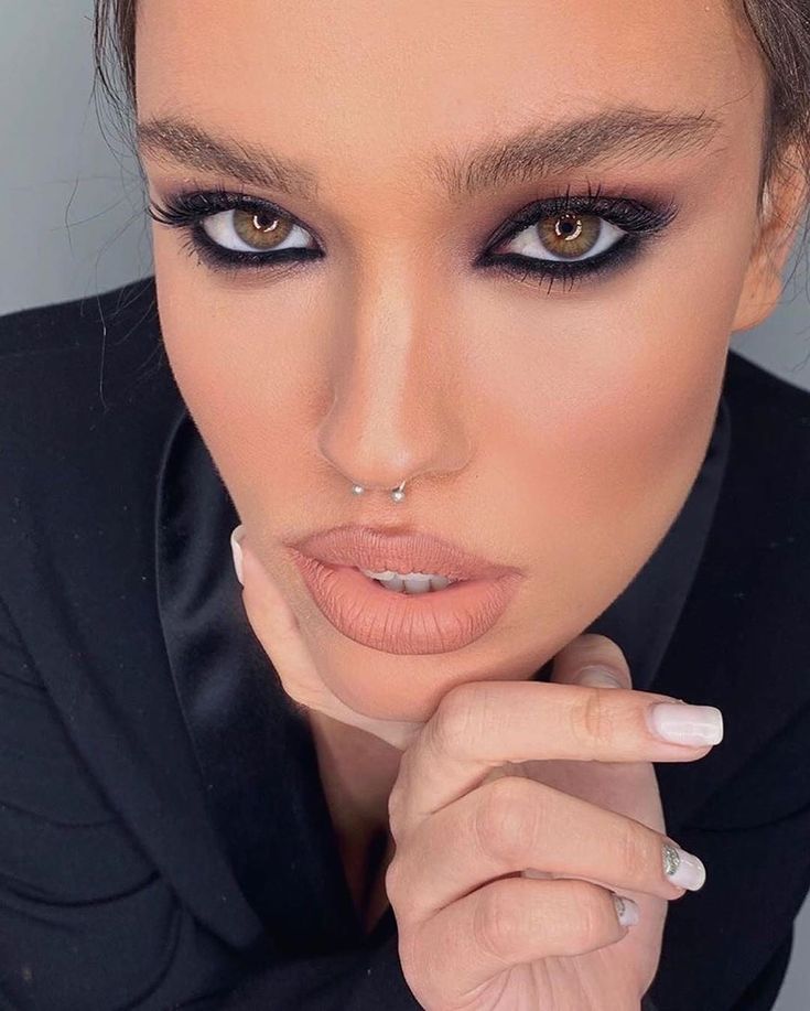 Trucco Smokey Eye, Highlighters Makeup, 2019 Makeup, Makijaż Smokey Eye, Makeup Eye Looks, New Story, Instagram Makeup, Luminizer, Foto Art