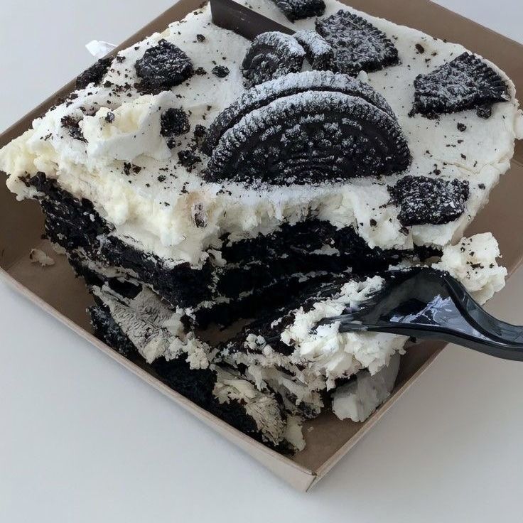 there is a piece of cake with oreo cookies on it