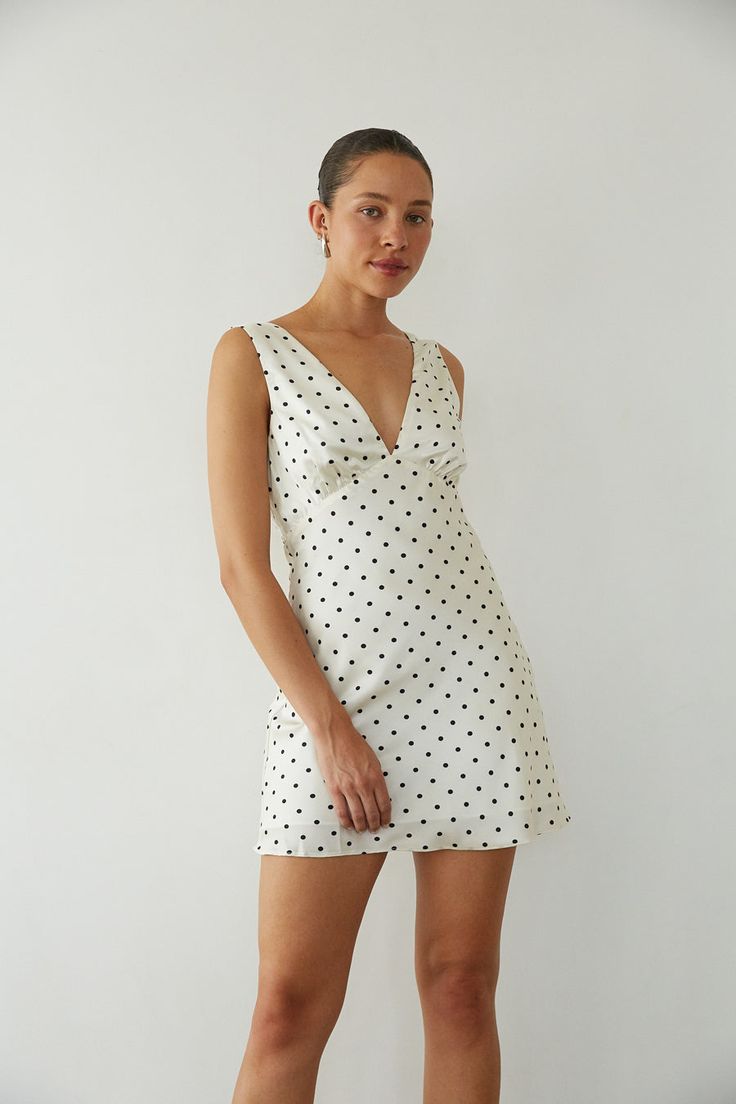 front view | v neck white and black polka dot mini dress White Black Polka Dot Dress, Casual Short Dresses For Women, White Dress With Black Polka Dots, Rush Inspo Outfits, Black And White Polka Dot Dress, Uga Outfits, Mexico Lookbook, Fun Spring Outfits, Short Black And White Dress