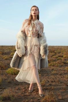 Hanna Verhees, Mode Poses, Mode Editorials, Vintage Fashion Photography, Vintage Inspired Fashion, Fashion Photography Inspiration, Elle Magazine, Jewelry Fashion Trends, Zuhair Murad