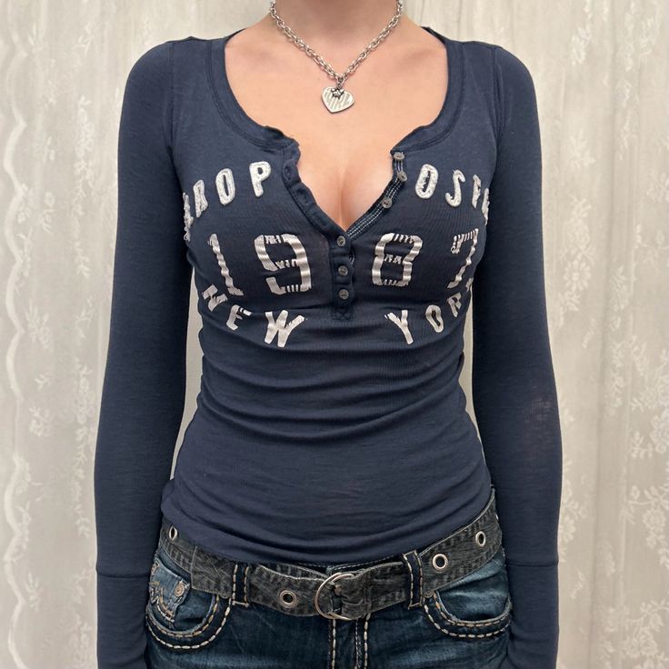 Y2K 2000s Vampire Girlfriend Aeropostale Navy Thermal Henley Long Sleeve Top #y2k #y2ktashion #2000s #2000sfashion #twilight #depop #BellaSwan #thevampirediaries #aeropostale fall2023fashiontrends #falloutfits #fallaesthetic Button Fashion, Casual Long Sleeve Shirts, Streetwear Y2k, Mode Inspo, Knit Crop Top, Look Casual, Blue Print, Aeropostale, Letter Print