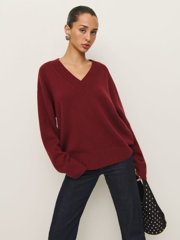 We're just happy to know you're cozy out there. Shop the Jadey Oversized V-neck Sweater from Reformation, a relaxed fitting sweater, with a V neckline. Red Vneck Sweater Outfit For Women, Vneck Sweater Outfit, V Neck Sweater Outfit, Baggy Sweater Outfits, Dark Red Sweater, Burgandy Sweater, Square Neck Sweater, V Neck Sweaters, Fall Winter Fashion Trends