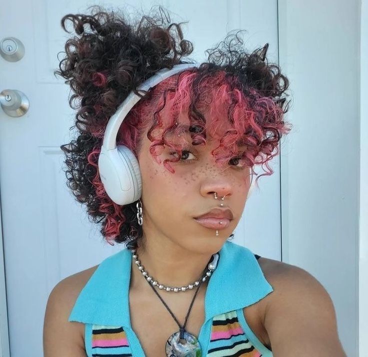 Black Hairstyles With Highlights, Black Curly Dyed Hair, Bangs For Thick Curly Hair, Pink Dyed Curly Hair, Brown And Pink Hair Curly, Pink And Black Curly Hair, Scene Curly Hair, Curly Hair Pink Highlights, Pink Curly Hair Black Women