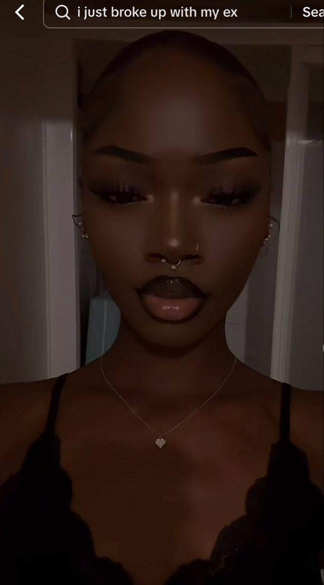 Black Lip Liner Makeup, Brow Lip Combo, Dark Skin Lips, Prom Make Up Looks Natural, Different Aesthetic Makeup Looks, B Day Makeup, Black Upper Lip Makeup, Man Eater Make Up, Makeup Looks With Lashes