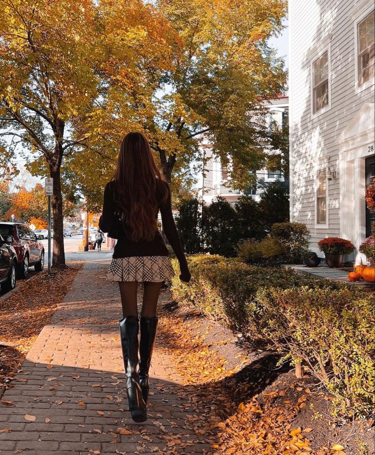 Autmn Aesthetic Girl, Fall Girl Aesthetic, Bella Lombardi, Rainy Day Outfits, Fall Outfit With Boots, Fall Girl, Autumn Girl, Autumn Fits, Day Outfits