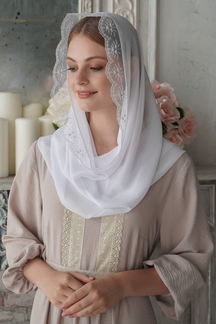 Mass Outfit, Christian Veiling, Christian Veils, Girls Veiled, Christian Head Covering, Christian Modesty, Church Outfit Ideas, Mexican Style Dresses, Catholic Veil