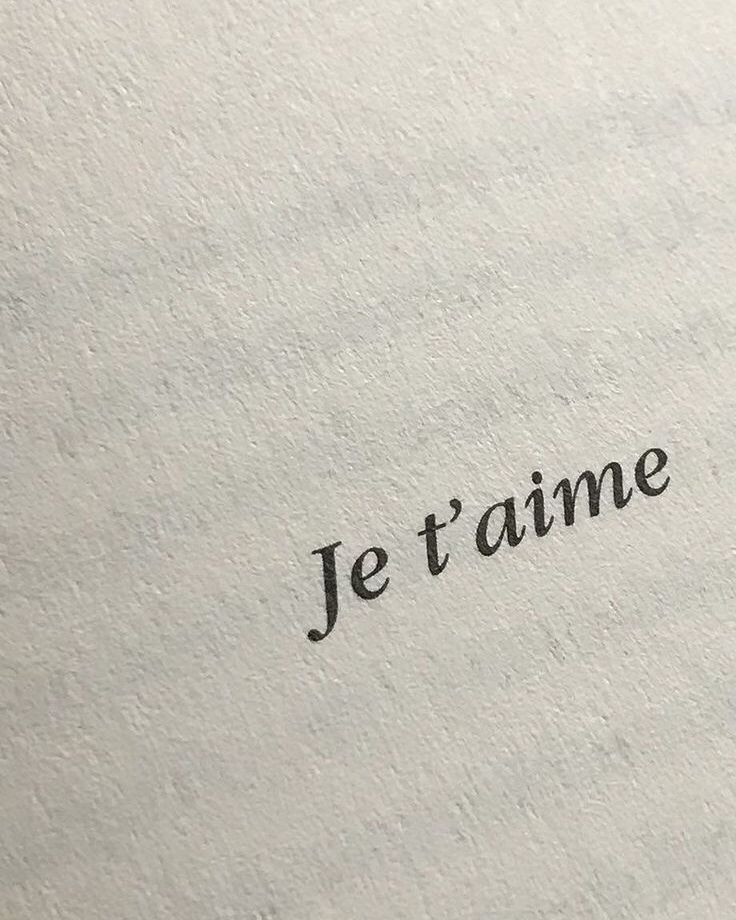 the word je t'aime written in black ink on an old typewriter