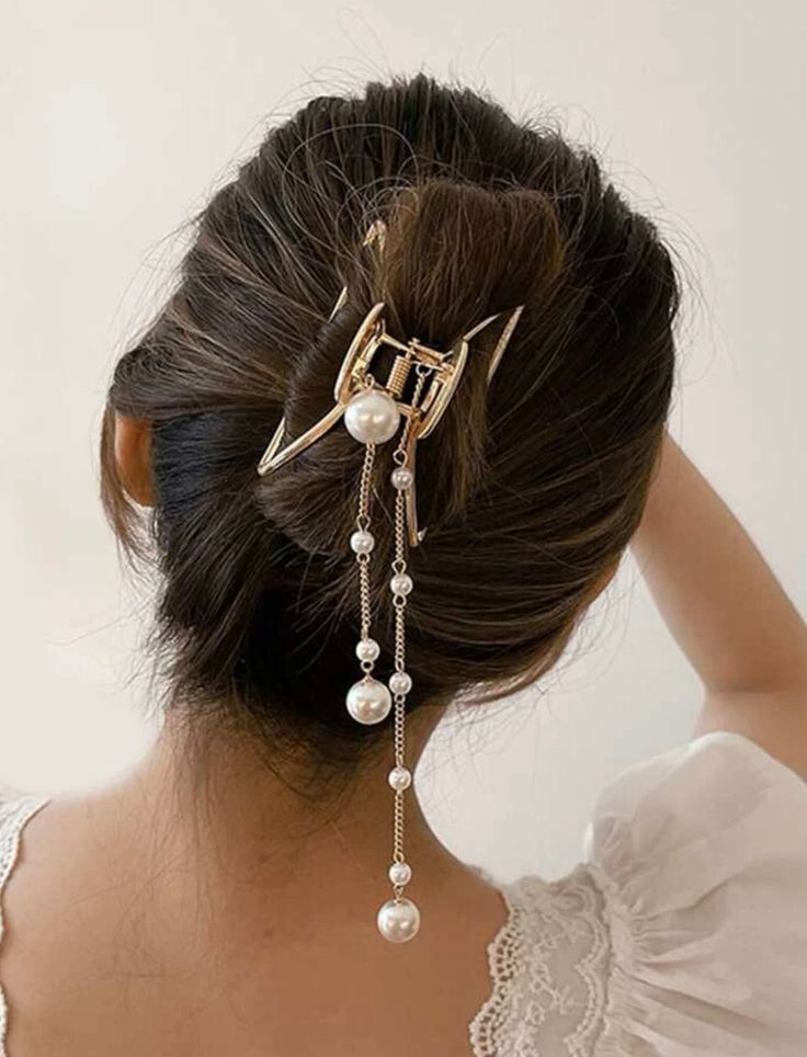 A pretty stylish pearl pendant claw clip. Debs Hair, Faux Hair, Kawaii Hairstyles, Hair Clamps, Clip Hairstyles, Bow Hair Accessories, Girly Accessories, Summer Glow, Modern Hairstyles