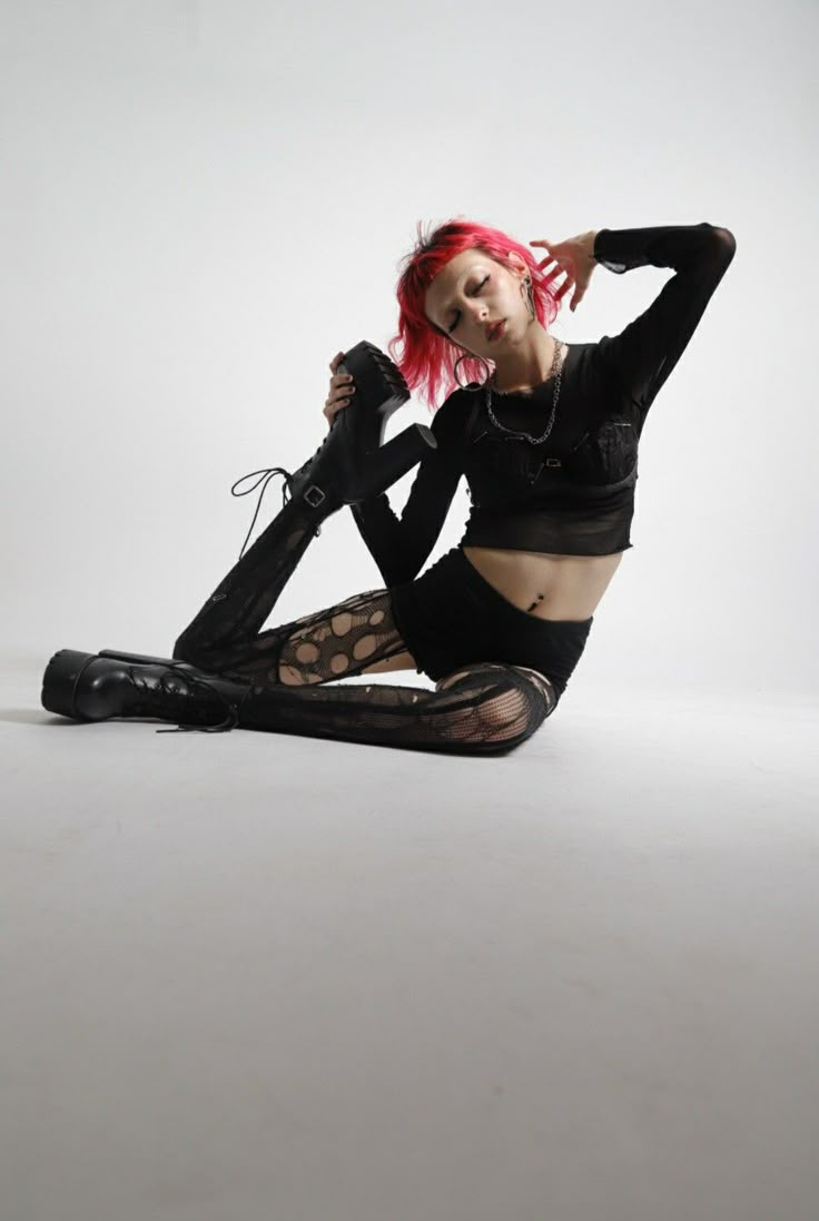 Alternative Poses For Photos, Alternative Photoshoot Ideas, Punk Rock Photoshoot, Emo Photoshoot, Photoshoot Alternative, Punk Poses, Alternative Photoshoot, Punk Photoshoot, Grunge Photoshoot