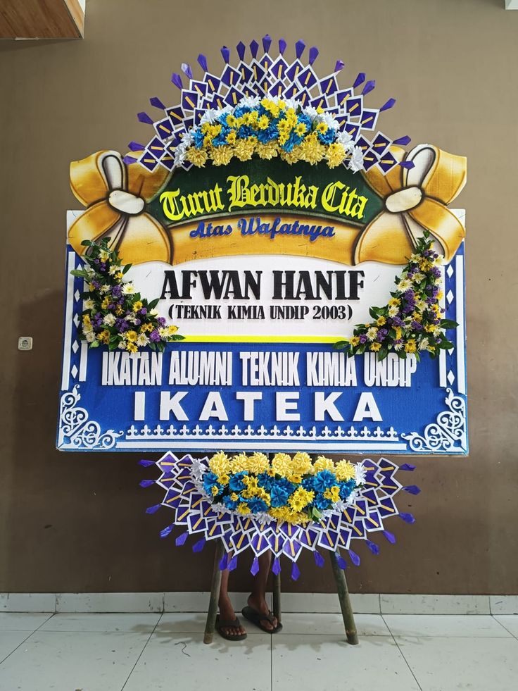 Toko Bunga Semarang wisma florist melayani pemesanan dan pengiriman karangan bunga papan berbagai macam ucapan seperti turut berdukacita, happy wedding, selamat dan sukses atau lainnya. Untuk area semarang dan sekitarnya Happy Wedding, Semarang, Pita, Florist