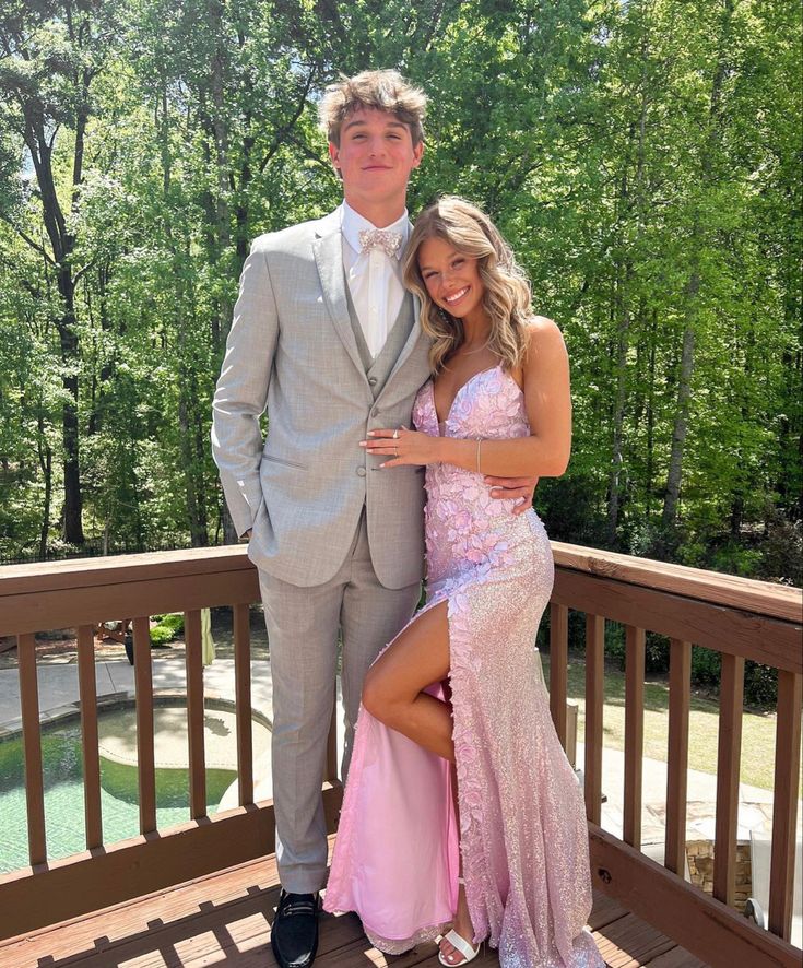 Prom Poses Not Dating, Prom Couple 2023, Prom Date Pictures Couples, Prom Pics By Yourself, Prom Poses For Non Couples, Prom Couples Photo Ideas, Prom Pictures Couples Friends, Prom 2023 Pictures, Prom Couples Poses Photo Ideas