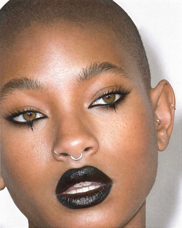 Willow Smith Face, Glam Punk Makeup, Willow Smith Makeup, Rain Makeup Look, Rockstar Makeup Ideas, Rockstar Makeup, Rockstar Gf Makeup, Punk Eye Makeup, Punk Rock Makeup