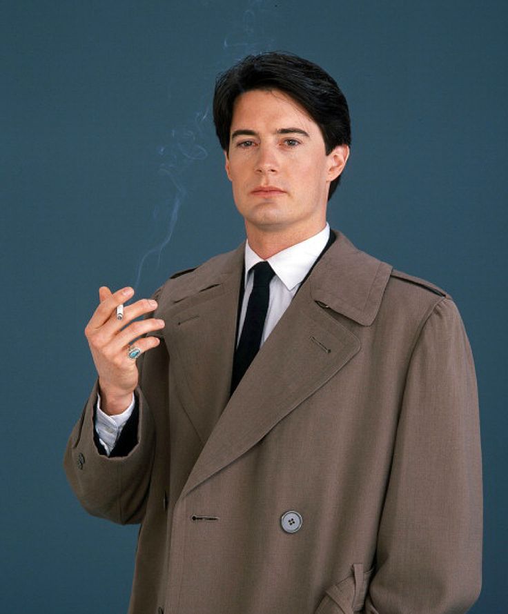 Kyle MacLachlan as 'Special Agent Dale Cooper' in Twin Peaks (1990-91, CBS) Twin Peaks Cooper, Kyle Mclachlan, Twin Peaks Tv, Twin Peaks Fashion, Twin Peaks 1990, Agent Dale Cooper, Agent Cooper, Celebrity Style Men, Dale Cooper