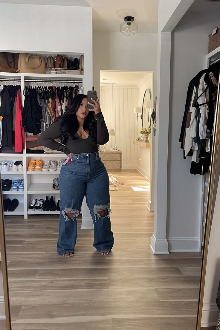 Plus Size Fall Black Women, How To Style Clothes Plus Size, Curve Going Out Outfits, Outfit Inspired Plus Size, Summer Outfit Ideas Black Women Casual, Size 12 Black Women Outfits, Comfy Shoes Outfit, Plus Size Flare Jeans Outfits Casual, Fall Birthday Outfits Plus Size