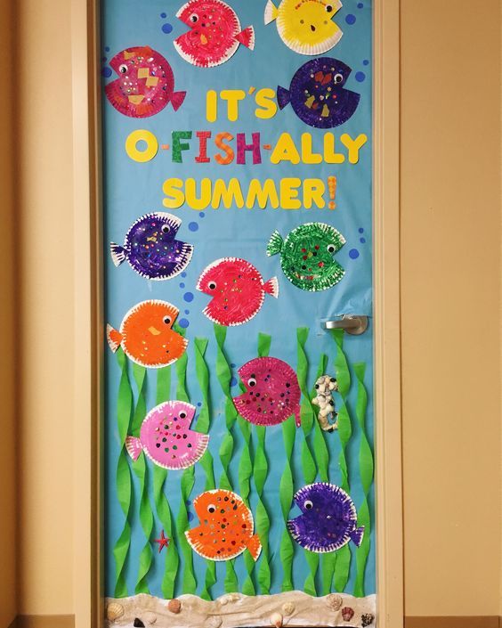 this door is decorated with colorful fish and the words it's o'fish ally summer