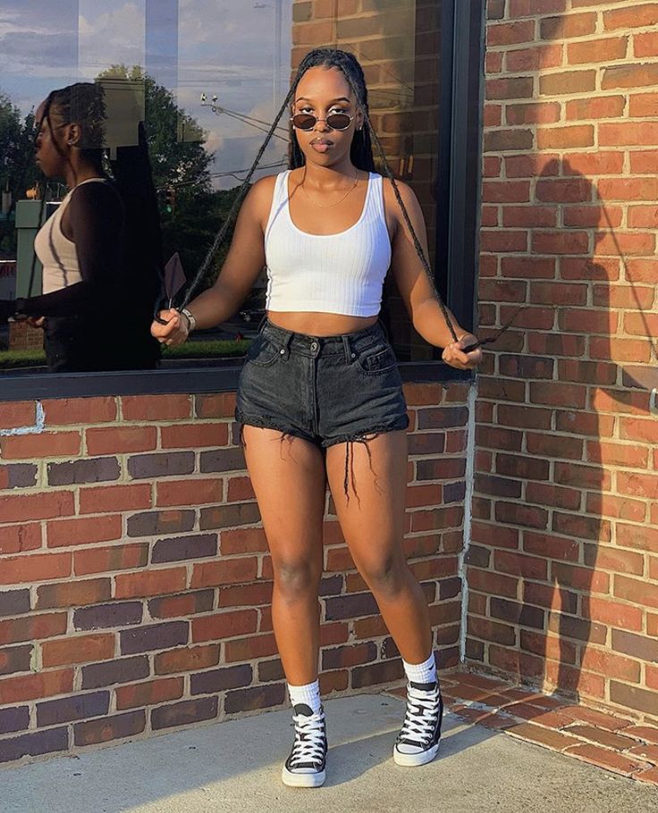 Cute Simple Summer Outfits Black Women, Shorts Black Women Outfit, Converse Outfits Summer, Outfits With Jean Shorts Black Women, Jeans Shorts Outfit Black Women, Black Women Converse Outfits, Outfits With Black Shorts Black Women, Black Jean Shorts Outfit Black Women, Outfits With Converse Black Women