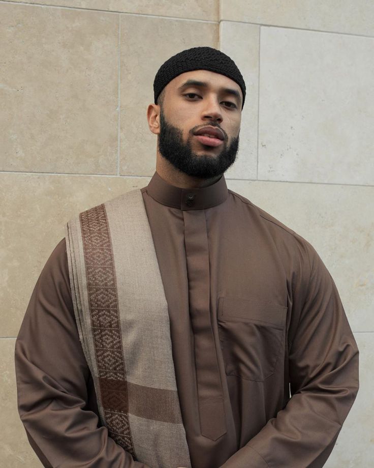 Jubbah Men, Muslim Beard, Thobes Men, Muslim Men Clothing, Saudi Men, Arab Men Fashion, Muslim Outfit, Mixed Guys, Handsome Arab Men