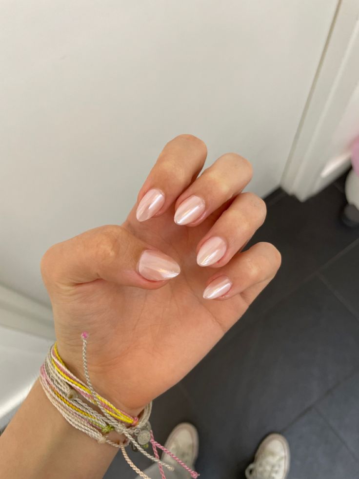 Pink Hailybiber Nails, Bailey Bieber Chrome Nails, Oval Hailey Beiber Nails, Aesthetic Shellac Nails, Hayley Bieber Acrylic Nails, Neutral Crome Nails, Haley Bieber Nails Short, Short Hailey Bieber Nails Square, Chilac Nails