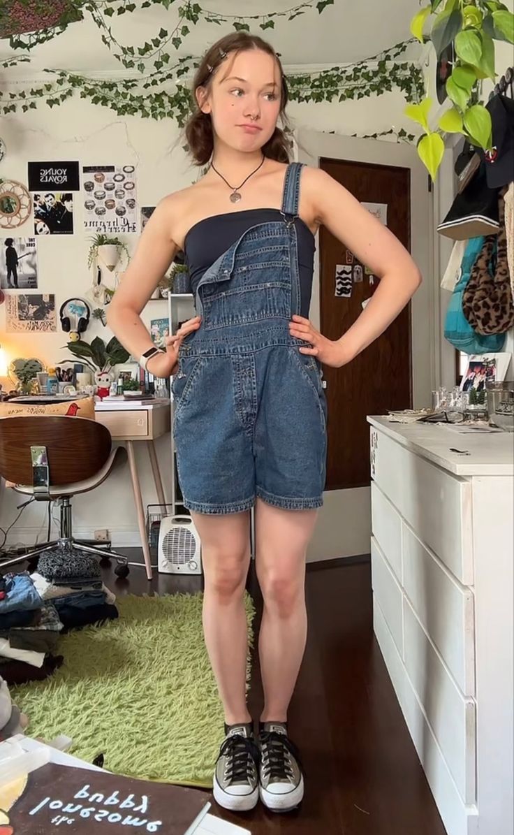 Nerdy Summer Outfits, Styling Overall Shorts, Aesthetic Overalls Outfit Short, How To Style Short Overalls, Overalls Outfit Summer Shorts, Size 10 Women Outfits Summer, Shorteralls Outfits, Twee Outfits Summer, Downtown Outfits Spring