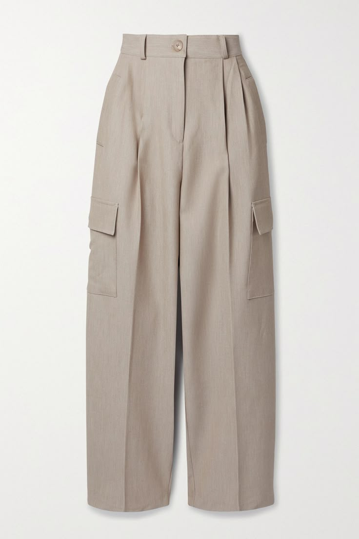 A hybrid of tailored and cargo styles, The Frankie Shop's woven 'Maesa' pants feel at once polished and relaxed. They have sharply pressed pleats running from the high-rise waist through the wide legs. The versatile beige shade will complement muted neutrals and bold pops of color alike. Savage Wallpapers, Celana Kargo, The Frankie Shop, Fashion Jackson, Frankie Shop, Cute Winter Outfits, Baggy Pants, Pantalon Large, Cargo Pant