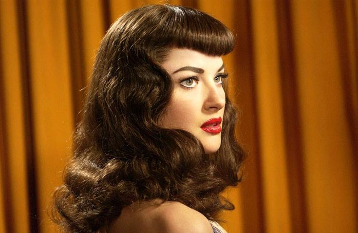 Gretchen Mol in The Notorious Bettie Page Pin Up Girl Hairstyles, Cabelo Pin Up, Betty Bangs, Vintage Hairstyles For Long Hair, 50s Pinup, 50s Hairstyles, 1920s Hair, Rockabilly Hair, Vintage Wedding Hair