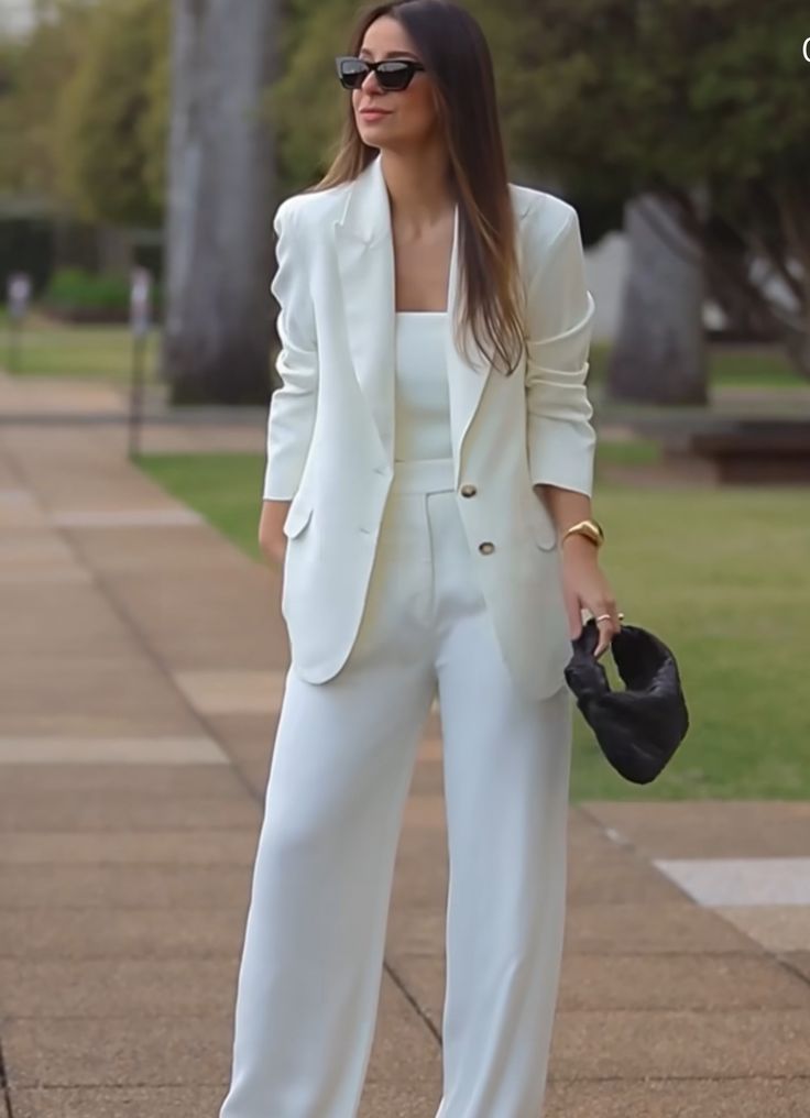 Formal Blazer Looks For Women, White Blazer Formal Outfit Women, White Formal Suits For Women, White Formal Outfits For Women, White Formal Outfit Women, White Office Outfits Women, Women Suit Outfits Business Formal, Blazer Blanco Outfit Formal, Suit For Graduation For Women