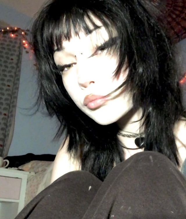 Gothic Haircuts Medium, Alt Girl Haircuts Long, Middle Part Emo Hair, Medium Length Goth Hair, Black Wolfcut With Bangs, Shoulder Length Goth Hair, Mid Length Alt Hair, Goth Wolfcut, Alt Hair With Bangs