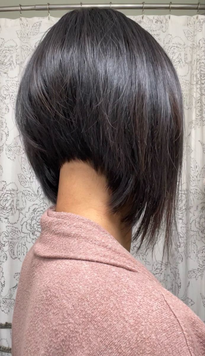 Reverse Bob Haircut, Bob Hair, Short Hair Back, Angled Bob Haircuts, Angled Bob Hairstyles, Brunettes, Chic Hairstyles, Long Bob Hairstyles, Haircut And Color