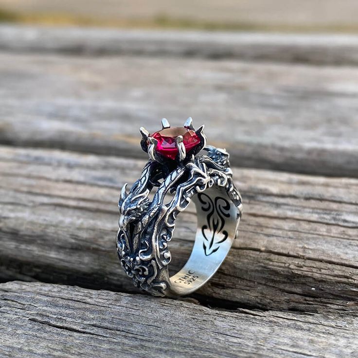 This Vintage Dragon Zircon Sterling Silver Ring features two dragon heads and a red zircon set in sterling silver. With free shipping. House Of Dragon Jewelry, Dragon Ring Women, Dragon Wedding Rings, Whimsical Rings, Pretty Dragon, Fantasy Rings, Dragon Rings, Gothic Jewelry Rings, Whimsical Ring