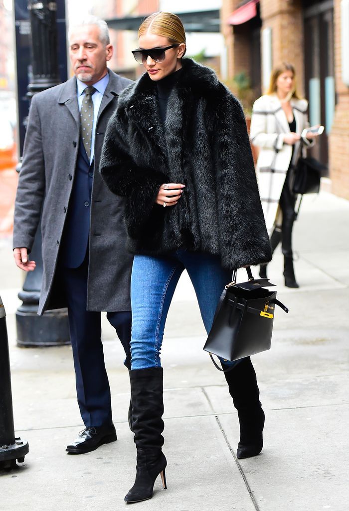 Celebrities in Jeans and Boots - Rosie Huntington-Whiteley Black Slouchy Boots Outfit, Black Suede Boots Outfit, Slouchy Boots Outfit, Suede Boots Outfit, Faux Fur Coats Outfit, Outfits With Boots, Celebrity Jeans, Fur Coat Outfit, Boots With Fur