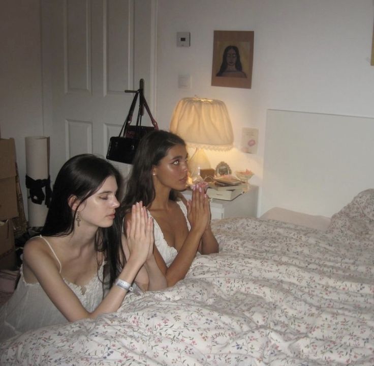 two girls praying Taracore Aesthetic, Uk Icon, Pretty Life, Sofia Coppola, Blogger Girl, Girl Blog, Just Girl Things, Big Star, Just Girly Things