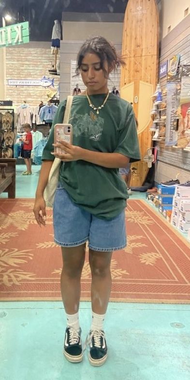 Outfit Ideas 12-13 Year Girl, Long Shorts Outfits Aesthetic, Summer Fits Plus Size, Jorts Outfit Women’s, Long Shorts Outfits, Baggy Shorts Outfit, Casual Outfits Aesthetic, Short Girl Outfits, Chic Shorts