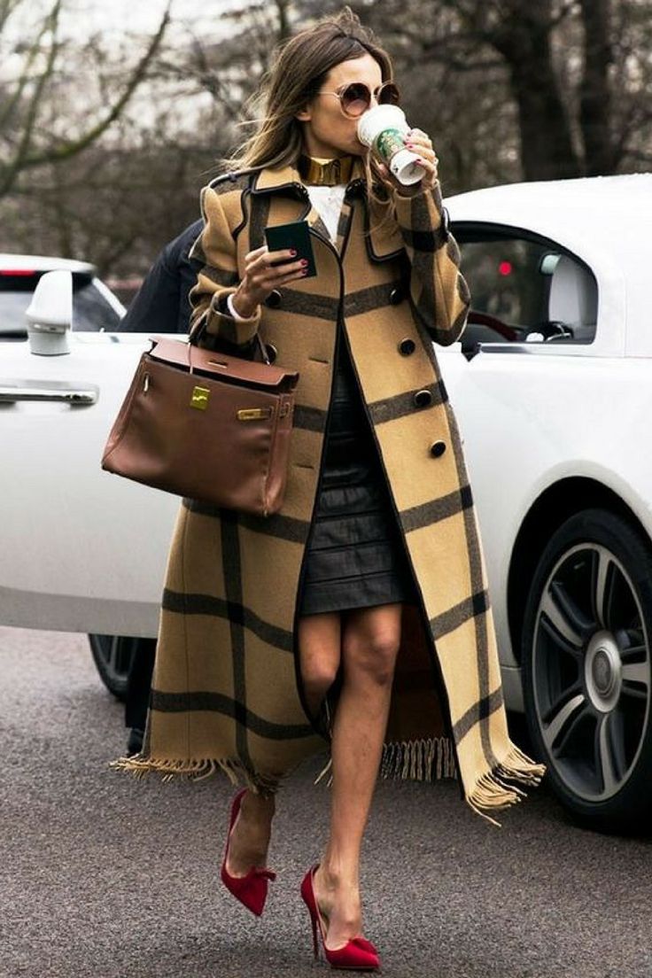 6 Chic Ways to Wear Plaid This Season // Pinterest: @sofibat | Instagram: sofibatt | Snapchat: sasofiab Trenchcoat Outfit, Mode Mantel, Fall Fashion Coats, London Fashion Weeks, Fashion Weeks, Miranda Kerr, 가을 패션, Fashion Mode, Mode Inspiration