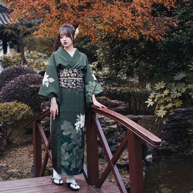 Japan Fashion Casual, Japanese Outfit Ideas, Yukata Women, Kimono Ideas, Japanese Ancient, Japanese Fashion Trends, Gilet Kimono, Kimono Traditional, Green Kimono