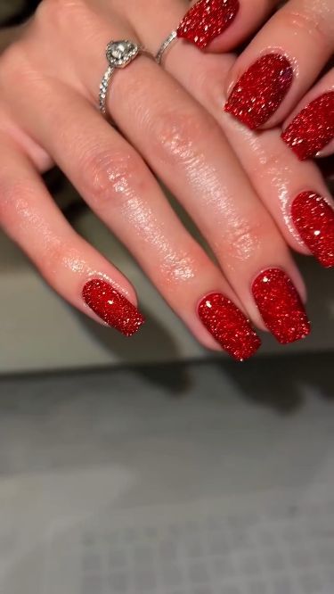 Red Holiday Nails Ideas, Bright Red Glitter, Christmas Manicure Ideas 2024, Christmas Nail Elegant, Sparkly Red Holiday Nails, Nail Ideas For Christmas 2024, Nails Glitter Christmas, Christmas Nails Short Sparkle, Christmas Nails Acrylic 2024