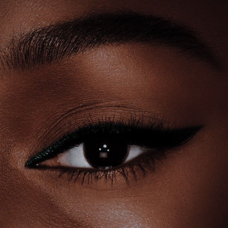 Black And Gold Eye Makeup Dark Skin, Bold Eye Looks For Brown Eyes, Smoky Black Eye Makeup Black Women, Natural Brown Smokey Eye, Eyepencil Black Look, Eye Shadow Black Woman, Serin Eyes Makeup, Deep Low Contrast Makeup, Hoco Makeup Ideas For Black Dress