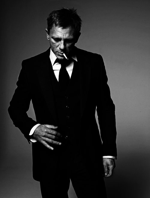 Daniel Craig as James Bond - I just really like this photograph. I can see him as inspiration for a soldier/mercenary character. A Man In A Suit, Man In A Suit, Photo Star, Daniel Craig, Skyfall, Black And White Portraits, 인물 사진, Famous Faces, James Bond