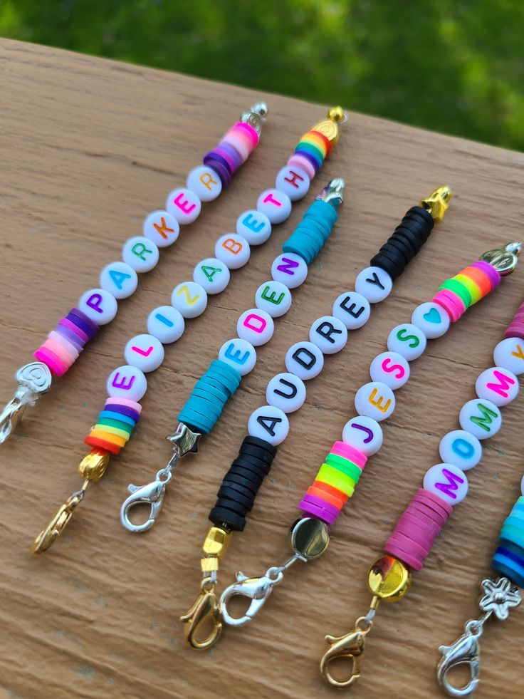 Clay Bead Key Chains Ideas, Homemade Beaded Keychains, Clay Bead Keychain Diy, Letter Bead Keychain Diy, Clay Beads Keychain Ideas, Letter Beads Keychain, Keychain Ideas Diy Beads, How To Make Your Own Keychain, Diy Beaded Keychain Ideas