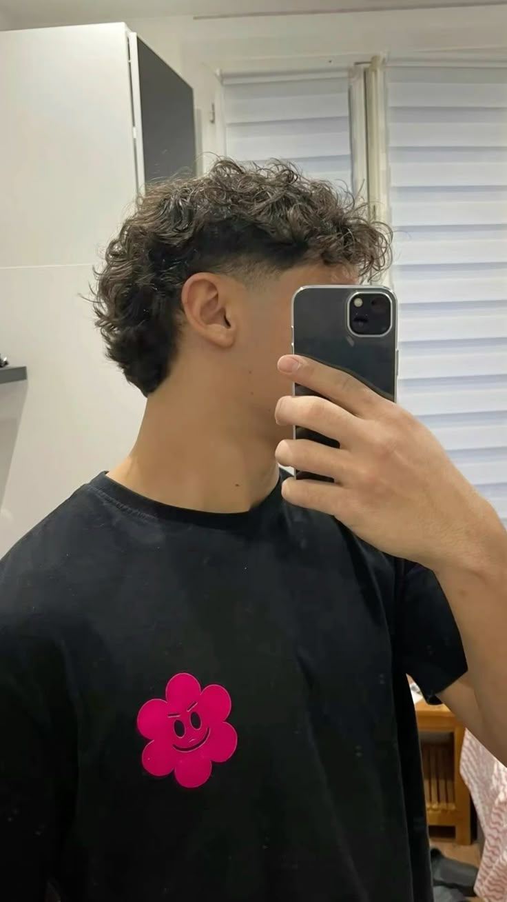 Mullet Taper Curly, Low Taper For Curly Hair, Spanish Haircuts Men, Men’s Curly Taper Fade, Lower Taper Fade Haircut Men, Hairstyle For Men Curly Hair, Men’s Tattoo Back, Curly Hair Men’s Haircut, Burst Fade Modern Mullet