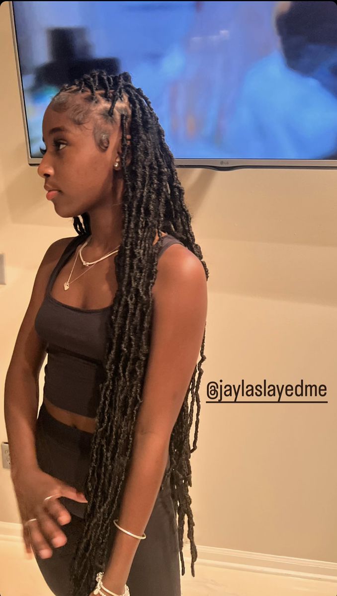 Cute Summer Outfit Black Women, Soft Locs With Edges, Simple Hairstyles Braiding Hair, Soft Locs Outfit Ideas, Hairstyle Inspiration Black Women, Large Knotless Box Braids With Dramatic Edges, Middle Part Soft Locs, Infinity Soft Locs, Protective Hairstyles Faux Locs