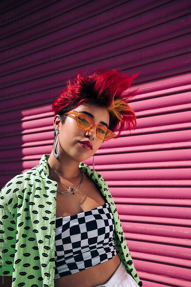 Young 'Generation Z' woman with multicolored hair wearing a cool fashion outfit in front of a pink wall. Z Generation Fashion, Generation Z Fashion, Generation Z Aesthetic, Gen Z Hairstyles, Gen Z Trends, Dove Real Beauty, Genz Outfits, Z Generation, Gen Z Aesthetic