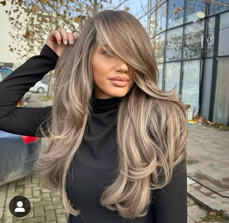 Perfect Blonde Hair, Rambut Brunette, Blonde Hair With Bangs, Gorgeous Hair Color, Brown Hair Balayage, Dark Blonde Hair, Blonde Hair Inspiration, Hair Balayage, Blonde Hair Looks