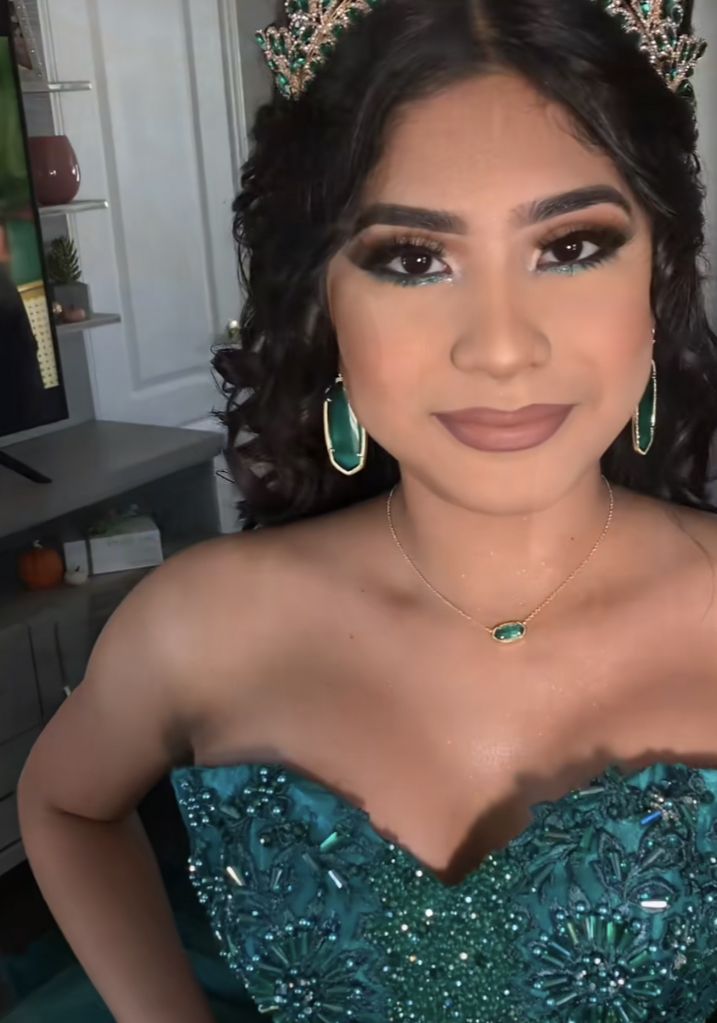 Makeup That Goes With Emerald Green Dress, Emerald Green Xv Makeup, Hunter Green Prom Makeup, 15 Makeup Looks Emerald Green, Natural Emerald Green Makeup, Emerald Quinceanera Makeup, Emerald Green Quince Make Up, Emerald Green And Gold Quince Makeup, Green Makeup For Quinceanera