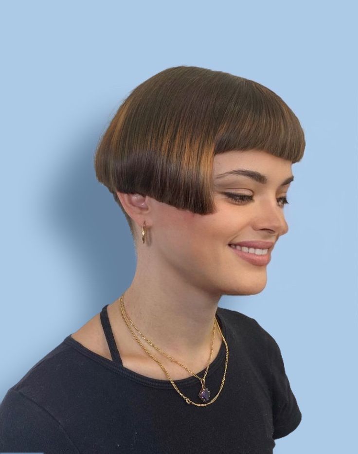 Short Hairstyles With Curtain Bangs, Hairstyles For A Round Face, Bobbed Haircuts, Short Hair Tutorials, Mini Bob, Micro Bangs, Ladies Hairstyles, Bobbed Hair, Cute Bob Hairstyles