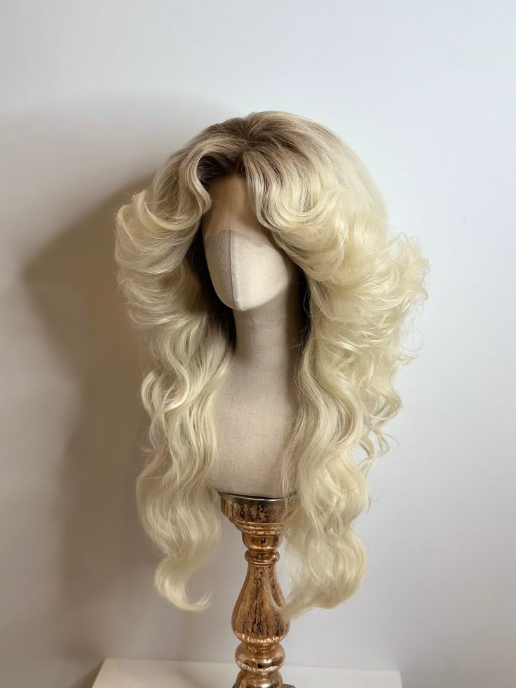 Classic 70s hairstyle in brown. Can be made in any color 70s Wigs For Women, 70s Blonde Hairstyles, 70s Fashion Disco Hairstyles, Cute Brown Hairstyles, Hair Styles 70s, 1970s Disco Hair, 70s Long Hairstyles, Wigs Aesthetics, Angelic Hairstyles