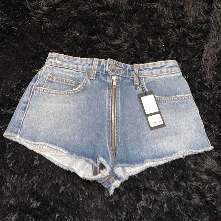 Nwt Lf Carmar Helen Shorts Size 26 Casual Bottoms With Side Zipper In Short Length, Casual High-rise Bottoms With Side Zipper, Casual Bottoms With Side Zipper Short Length, Casual High Rise Bottoms With Side Zipper, Spring Bottoms With Side Zipper In Short Length, Casual Bottoms With Side Zipper And Short Length, Casual High Waist Shorts With Side Zipper, Spring Shorts With Side Zipper, High Rise Bottoms With Side Zipper For Spring