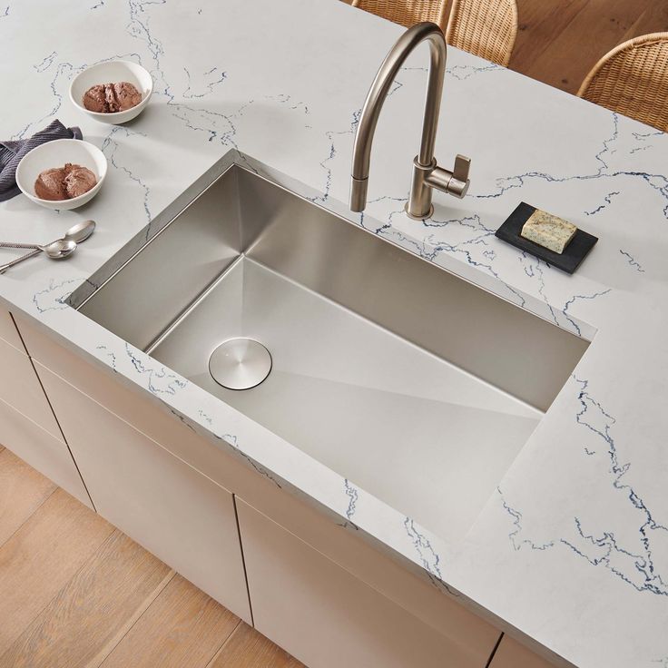 This offset drain kitchen sink from Ruvati offers an innovative solution for perfect drainage. Unlike other sinks that have a flat bottom, the bottom of this sink has a 2.5% slope. This ensures that water and debris flows freely towards the drain, keeping your sink clean and dry. The drain is located on one side of the sink, giving you more functional space both inside and under the sink. The sink is reversible, so you can install it with the drain on left side or right side. The bottom edges and corners of the sink are gently curved allowing for easy cleaning. Ruvati Tribeca Undermount 30-in x 19-in Stainless Steel Single Bowl Kitchen Sink | RVH7480 Corner Kitchen Sink, Large Kitchen Sinks, Classic Kitchen Design, Kitchen Sink Stainless Steel, Cookie Sheets, Bowl Kitchen Sink, Clean Sink, Single Bowl Kitchen Sink, Undermount Kitchen Sinks